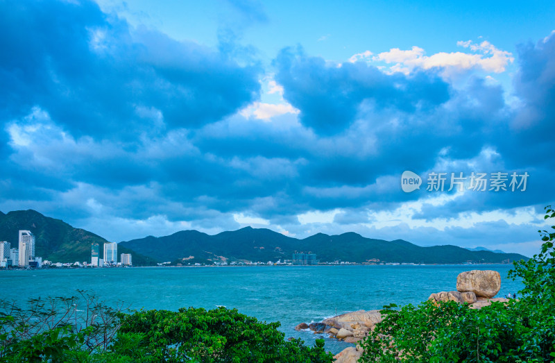 越南芽庄五指岩景区看滨海城市建筑与海景