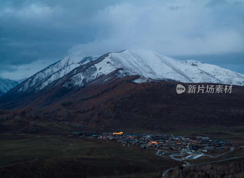 航拍傍晚雪山下的新疆禾木村风景