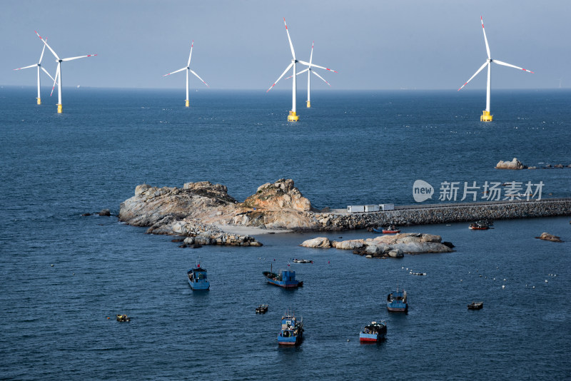 新能源福建平潭海边的风力发电机组