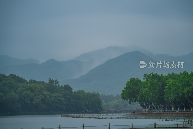 湖光山色云雾缭绕的自然风景