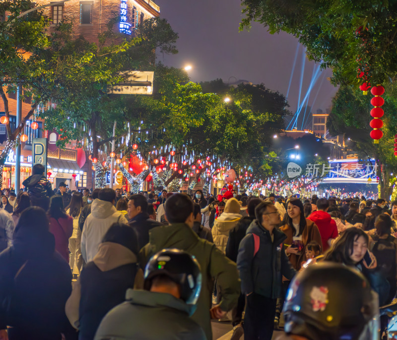 烟台山夜晚街道人群聚集场景