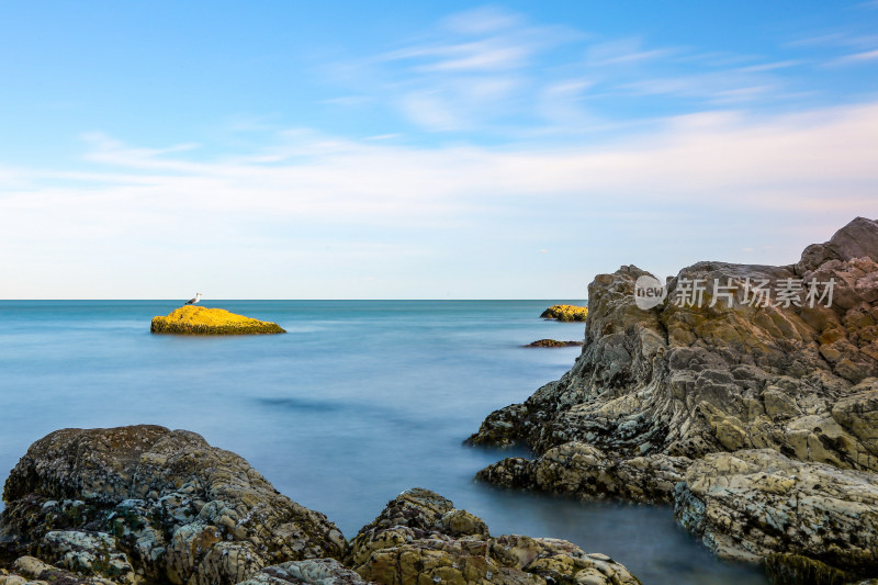 海边岩石与远海的静谧风景