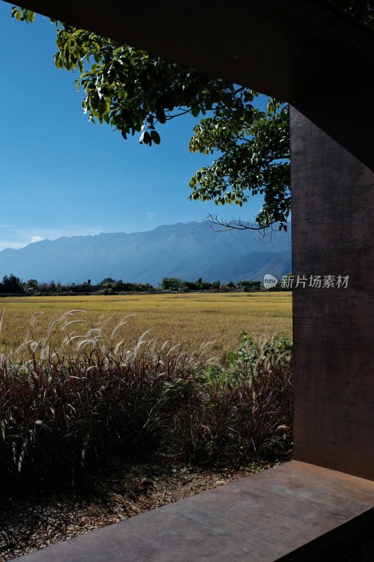 透过建筑看田野与远山