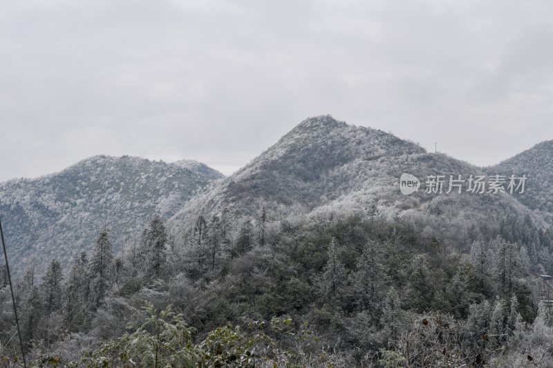 重庆酉阳：龙头山上的第一场雪