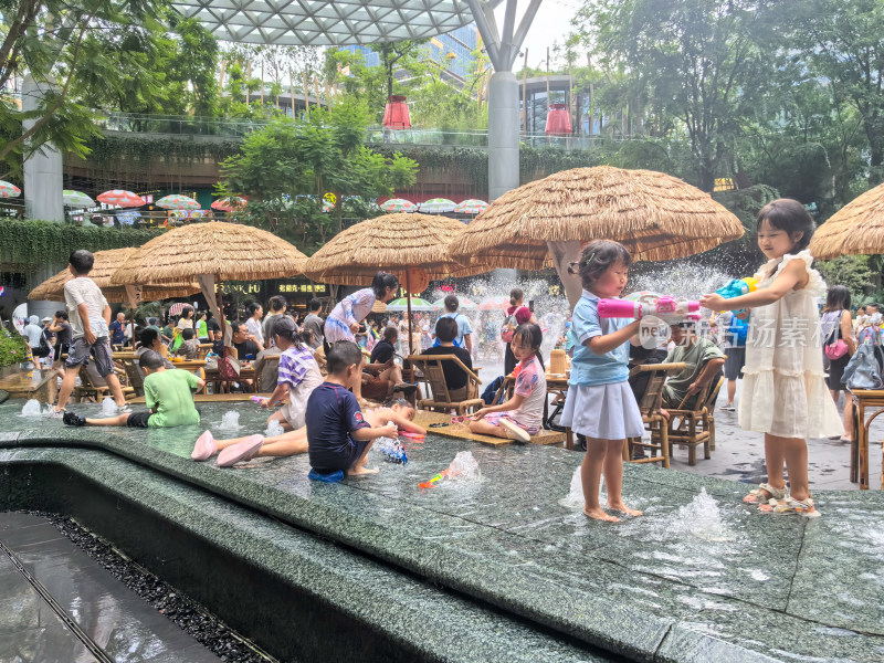 夏日成都港汇天地吸引小朋友和家长前来玩水