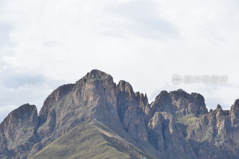 巍峨山峰自然风光