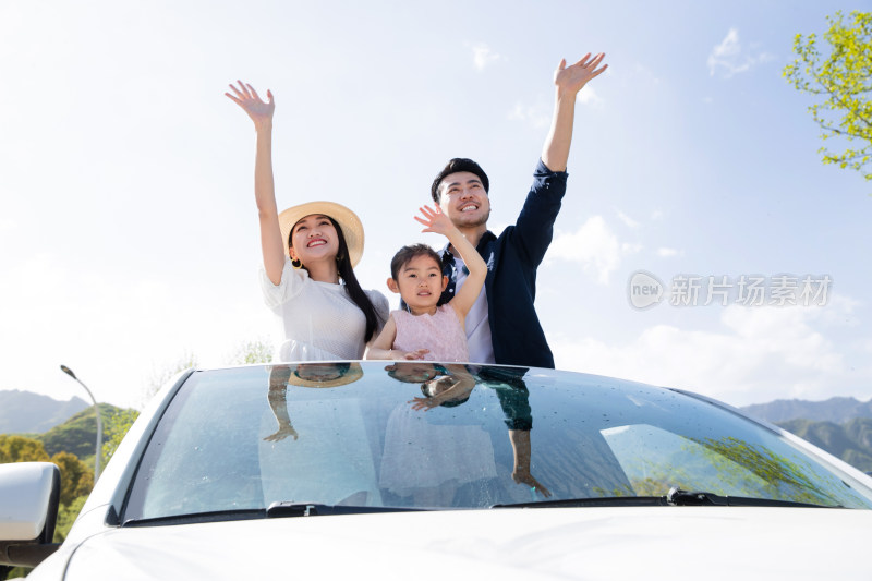 快乐家庭站在汽车上看风景