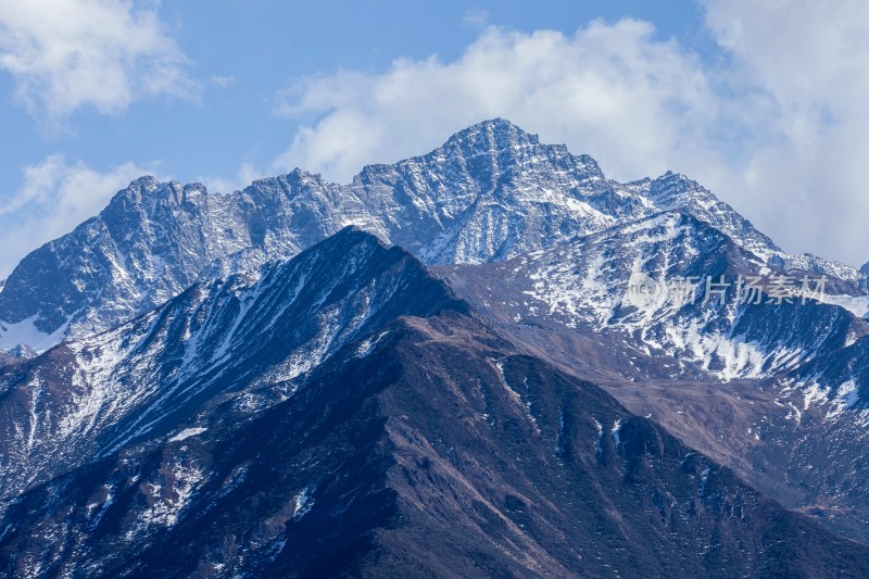 在巴郎山远眺四姑娘山