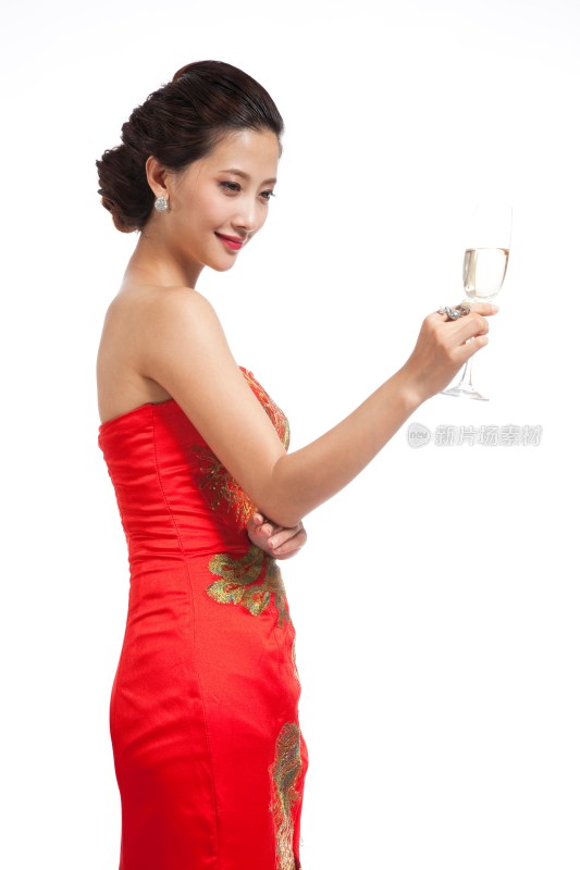 棚拍身穿中国传统服装的年轻女人举杯