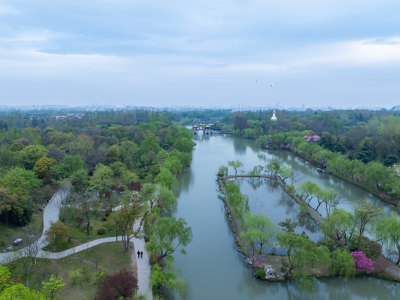 航拍烟雨江南扬州瘦西湖风景区全景