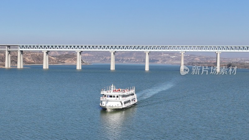 三门峡浩吉铁路 黄河天鹅号游轮