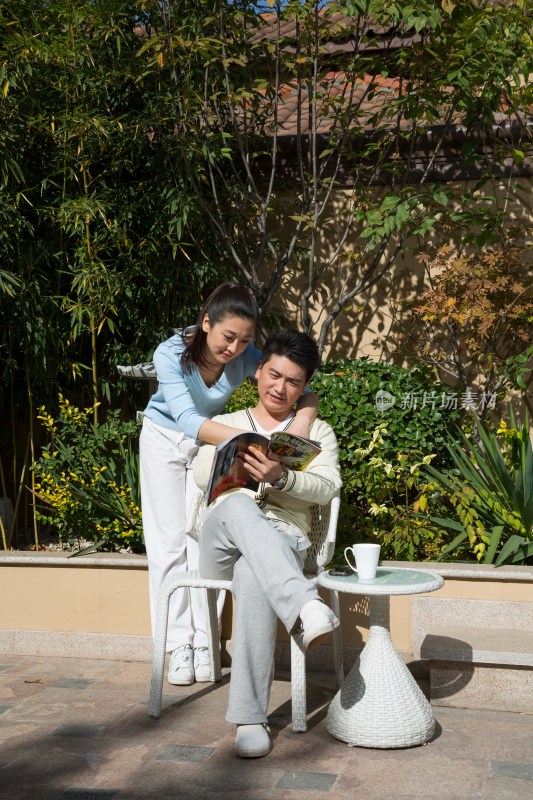 夫妻在院子里看书