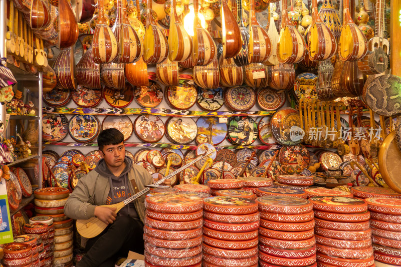 男子于店内演奏民族乐器