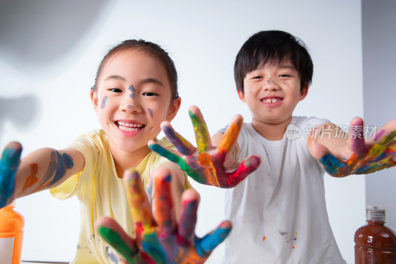 手上涂满颜料的小学生