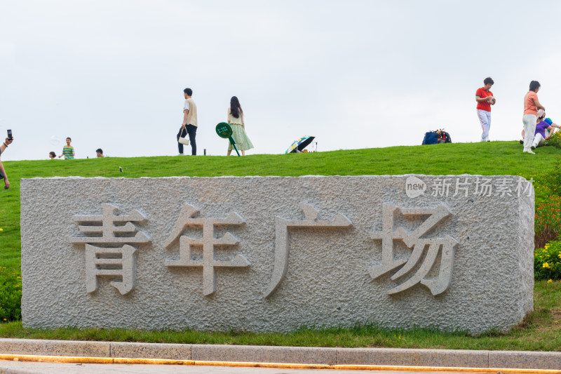 福州青年广场上人们活动的场景