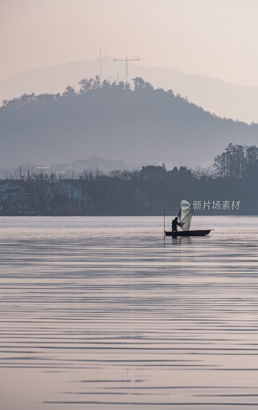 宁波东钱湖湖上渔夫撑船撒网