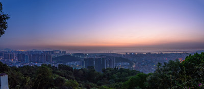 深圳宝安铁仔山顶看海湾黄昏夕阳余晖长图