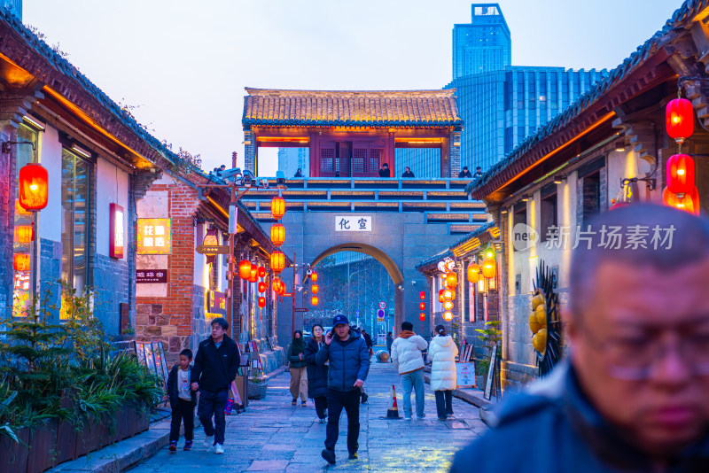 烟台所城里古街行人夜景