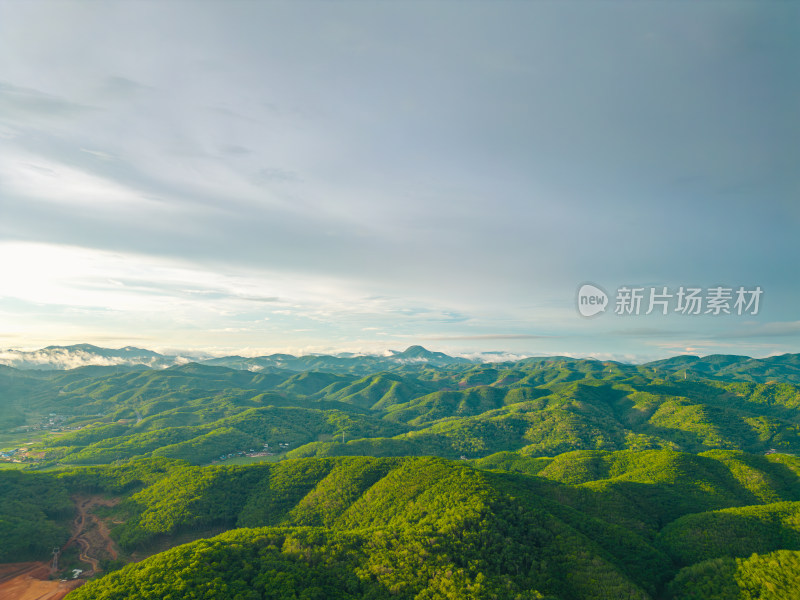 高山草甸山脉户外风光航拍视角