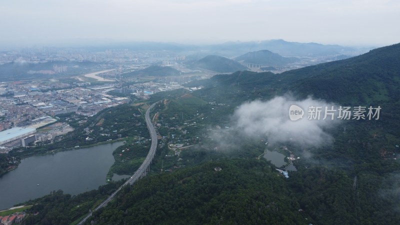 广东东莞：雨后山上云雾缭绕