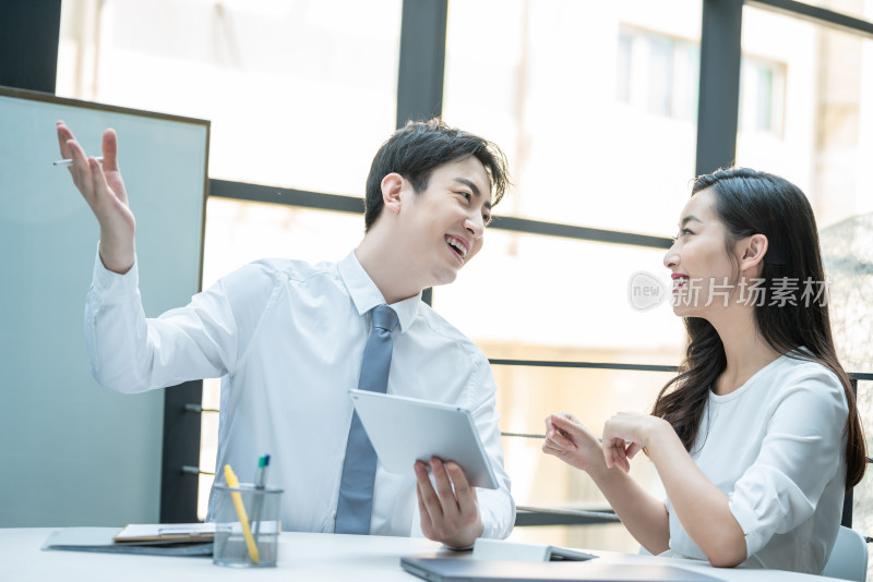 年轻商务人士在工作