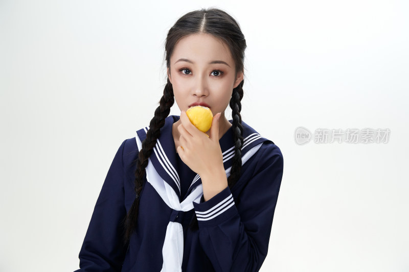 吃水果的亚洲东方长发少女