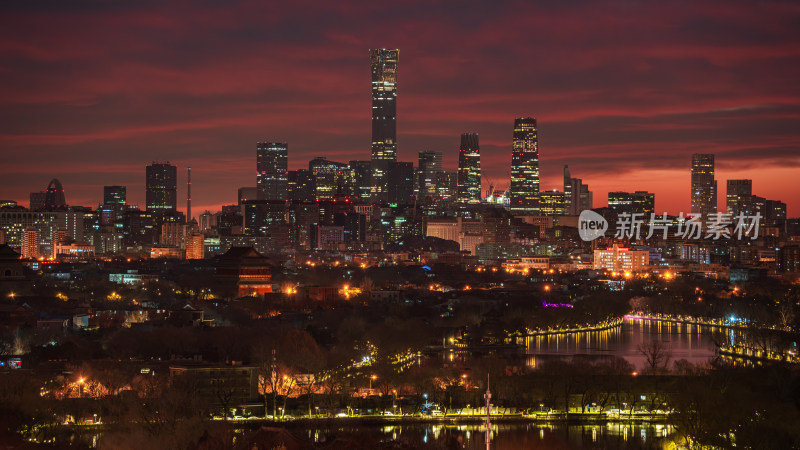 暮色下灯火辉煌的北京城市夜景