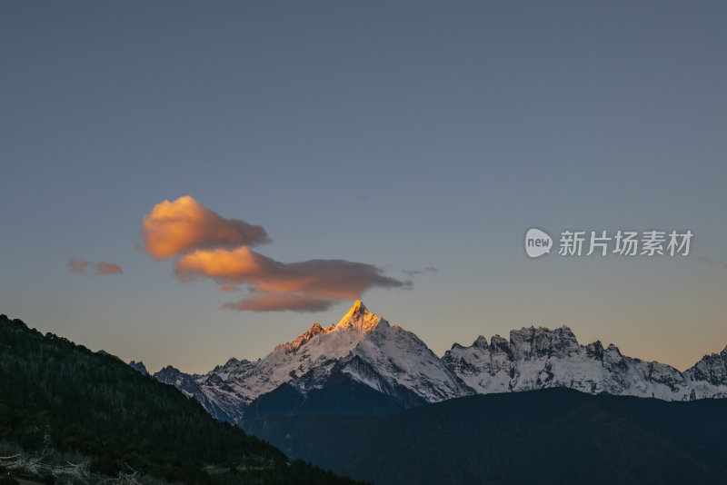 梅里雪山与彩云的壮美景观