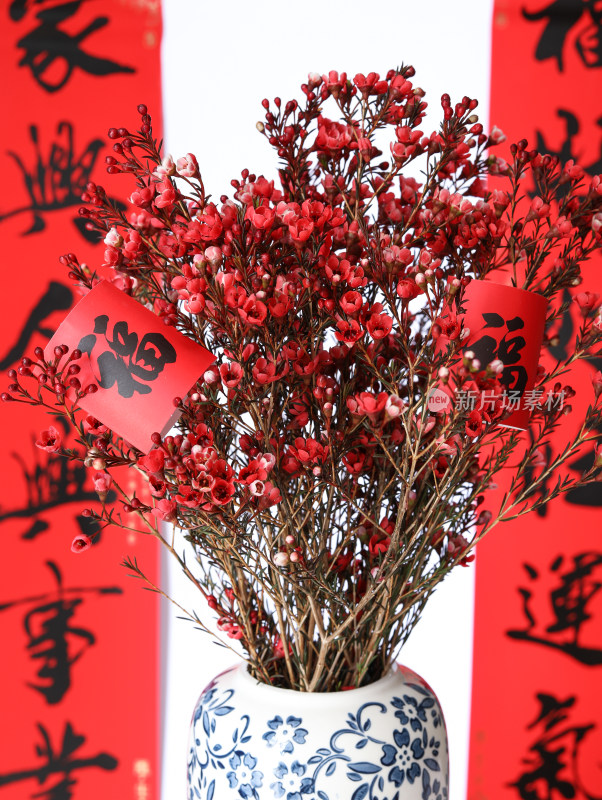青花瓷里的鲜花腊梅和红色春节春联