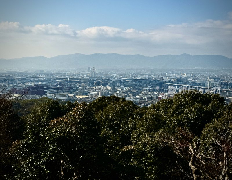 山林间远眺城市全貌的壮阔景象