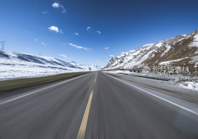 雪山旁的公路风景