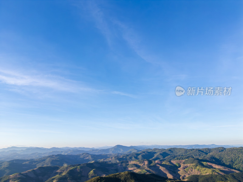 航拍蓝天白云下山峦叠翠的自然风光