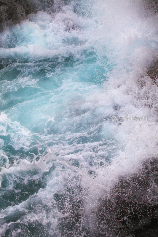 湍急涌动的蓝白色水流