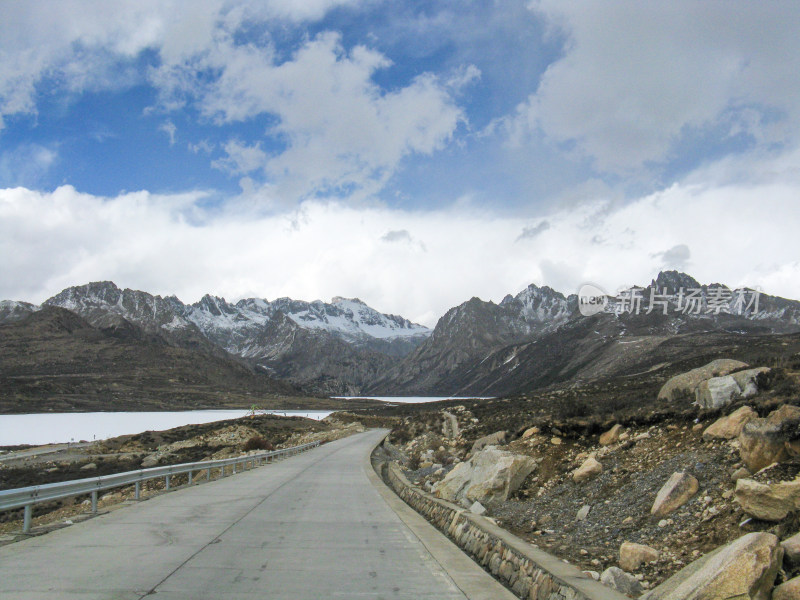 318川藏公路边的海子山与积雪湖泊