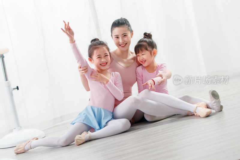 年轻舞蹈教师和小女孩