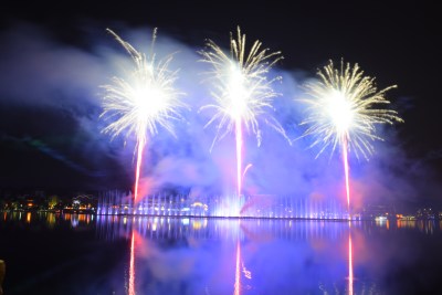 长沙浏阳烟花湖面夜景烟花绽放倒影