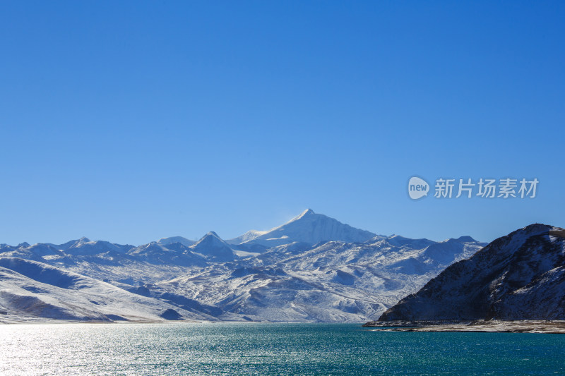 中国西藏羊卓雍措湖羊湖冬季雪景