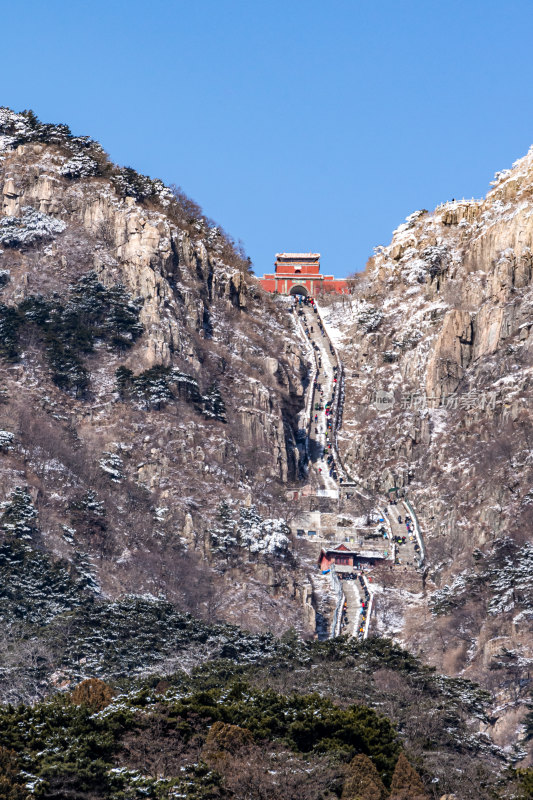 山东泰安泰山风景区雪景自然景观