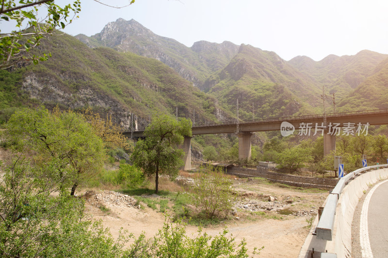 大秦线铁路经过山区