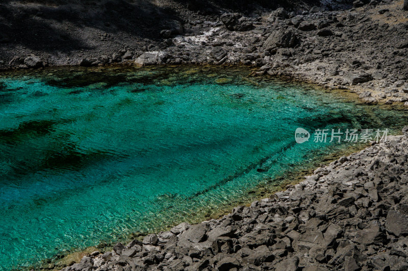 九寨沟的清澈湖水景观