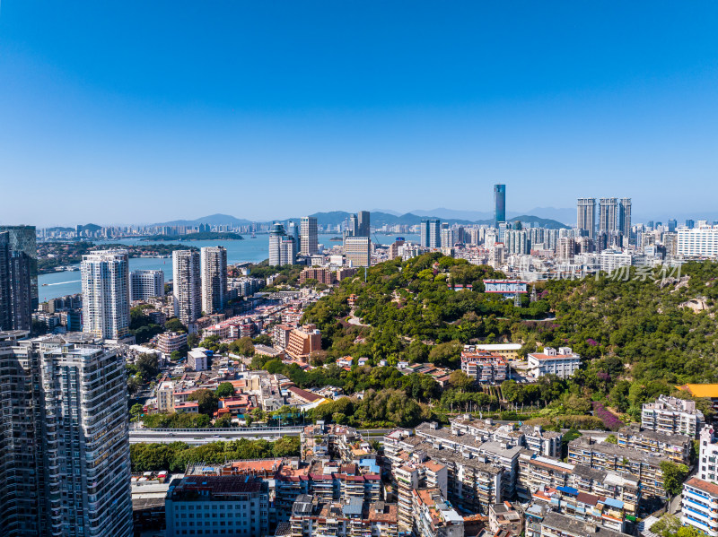 福建厦门晴朗蓝天下的城市建筑航拍