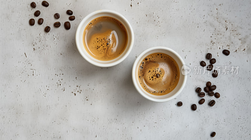 两杯新鲜泡制的咖啡和几颗散落的咖啡豆