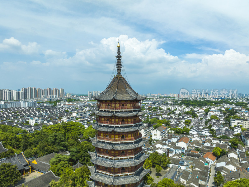 航拍夏季蓝天白云的苏州北寺塔与苏州古城区