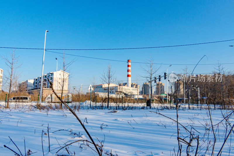 积雪覆盖的城市河岸线景观