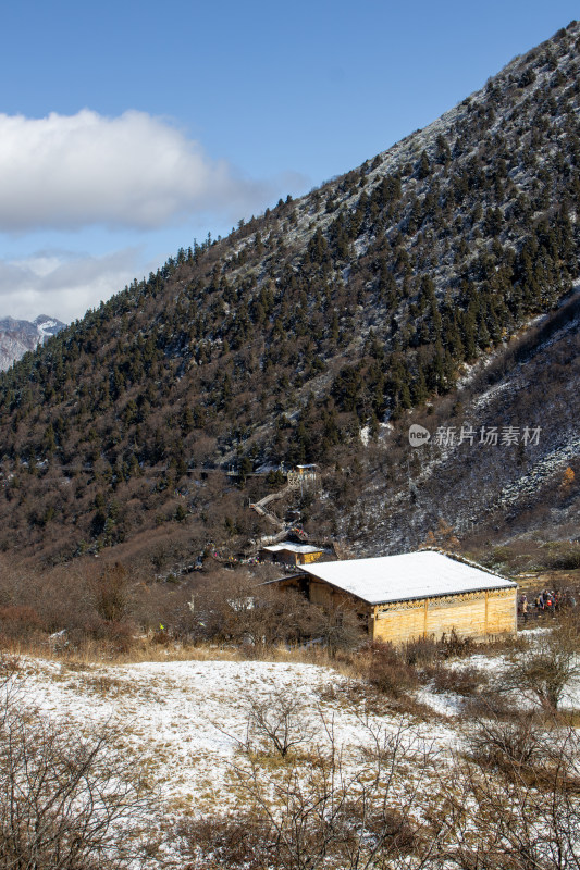 雪山下的静谧小屋