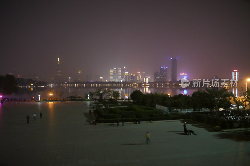 南京玄武湖畔夜景