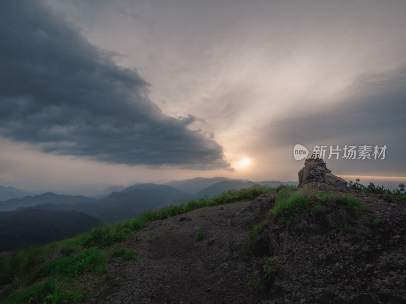 杭州临安太子尖山顶层积云日出