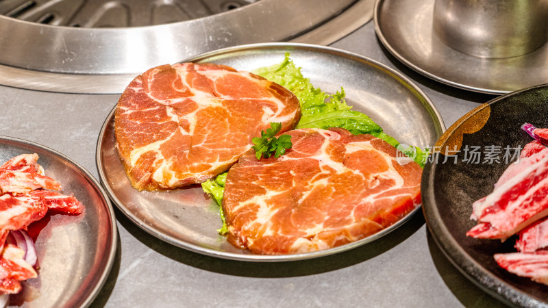 餐桌上的牛肉烤肉美食多角度特写