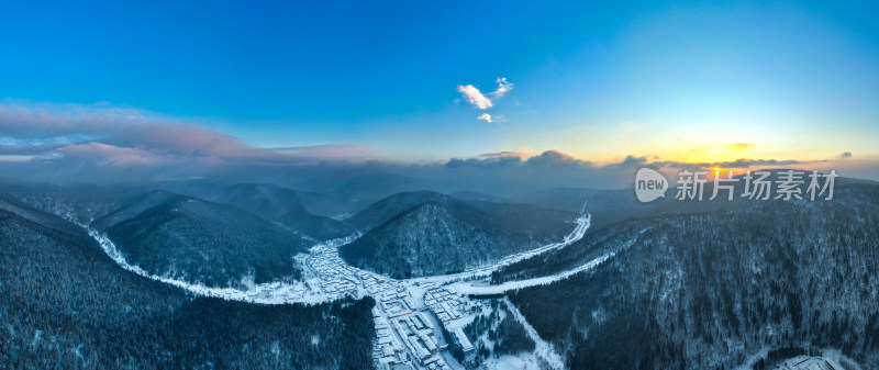 雪后山区全景日出景象