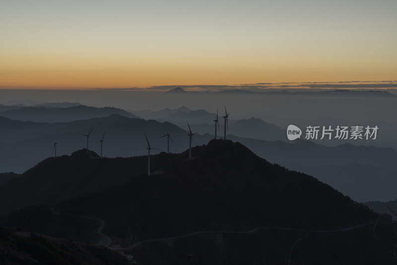 山顶上的日出风光全景